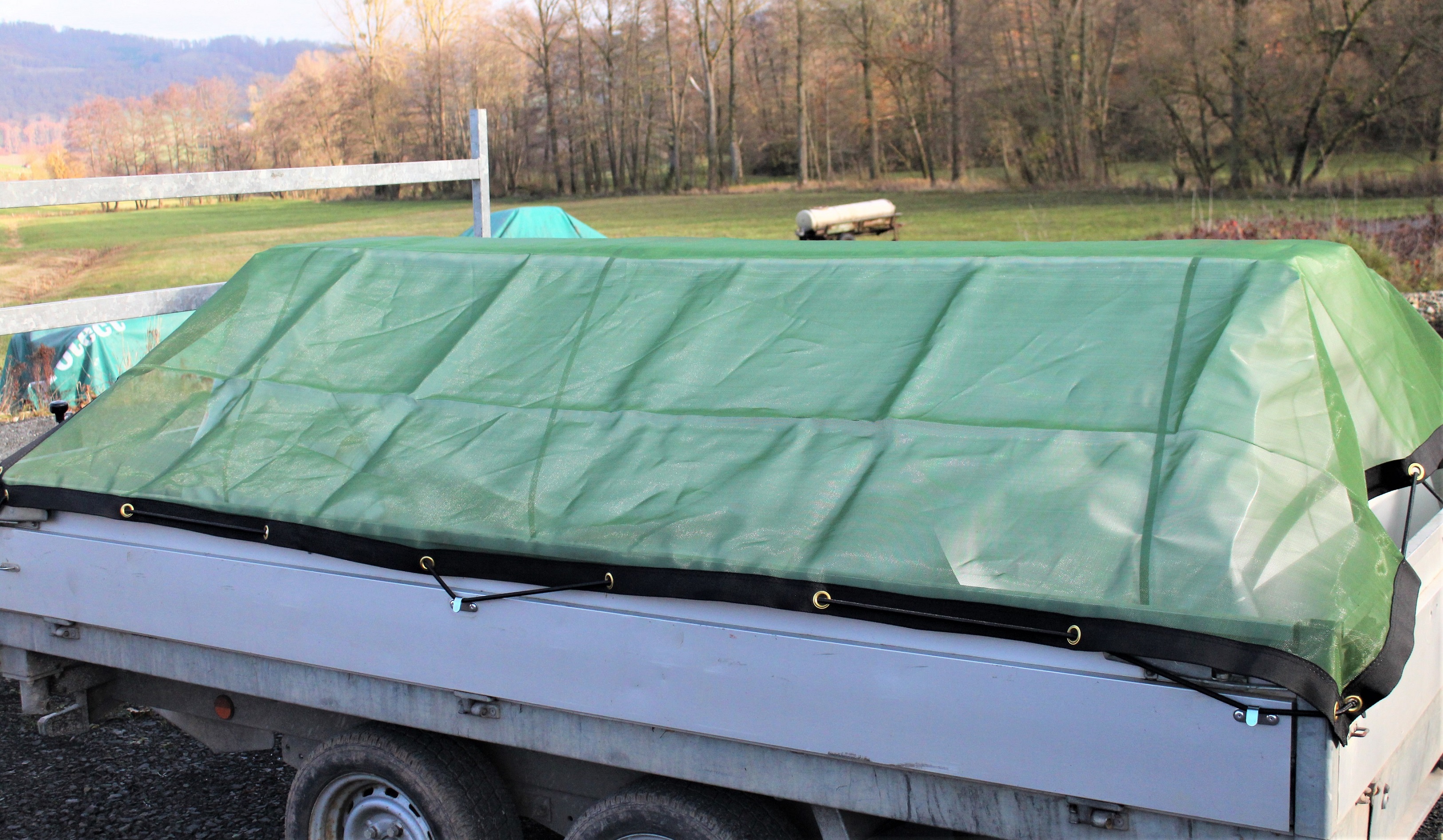 Abdecknetz für Anhänger und Container in grün mit Ösen alle 40cm