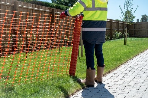 Fangzaun 50 Meter inkl. 10 Zauneisen SET